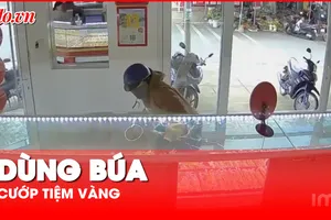 Video: Truy bắt các đối tượng dùng búa cướp tiệm vàng ở Di Linh 