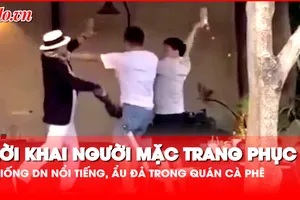 Video: Người đàn ông mặc trang phục giống doanh nhân nổi tiếng, ẩu đả trong quán cà phê khai gì?