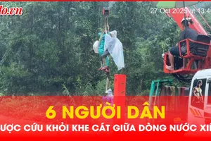 Video: Dùng xe cẩu cứu 6 người giữa dòng nước xiết ở Huế