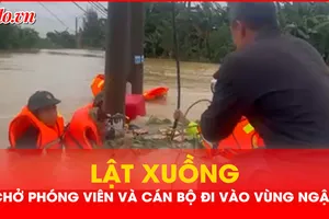 Lật xuồng chở phóng viên và cán bộ đi vào vùng ngập lũ nặng