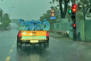 Chia sẻ xúc động của nhân vật trong bức ảnh tình nguyện viên ôm nhau dưới mưa