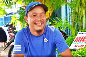 Ông chủ sạp rau 'Minh Râu': Cách ly tại nhà, lo người nghèo thiếu rau ăn