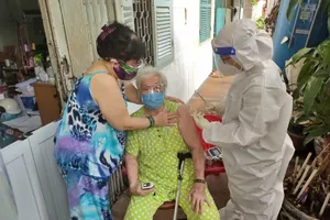 Đội tiêm vaccine lưu động đến nhà dân tiêm cho người cao tuổi 