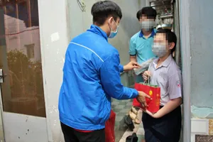 Tặng quà Trung thu cho trẻ em có người thân mất do COVID-19