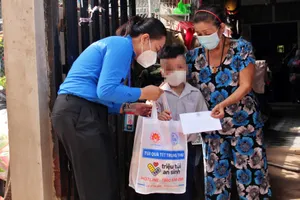 Thăm học sinh khó khăn, có người thân mất do COVID-19