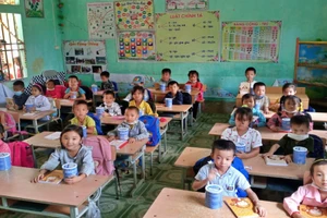 Hỗ trợ vở, dụng cụ học tập cho học sinh khó khăn do COVID-19