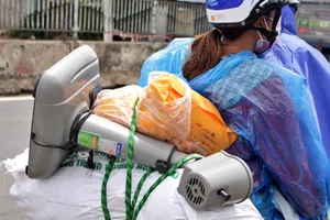 Lý do người về quê chở theo quạt máy, gấu bông, mền gối…