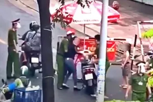 Chính quyền nói về lý do vận động 'chị đại quận 4' đi khám sức khỏe