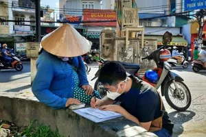 Người bán vé số, hàng rong… nhận tiền hỗ trợ ngay trên phố