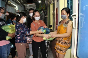 Sau giờ làm, nhiều bạn trẻ công sở len lỏi vào xóm trọ phát quà