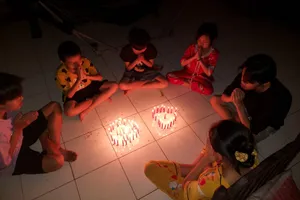 5 đứa trẻ vẽ chân dung người cha mất do COVID-19 rồi thắp nến tưởng niệm...