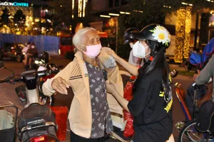 Tình người sưởi ấm đường phố đêm lạnh Sài Gòn mùa giáng sinh