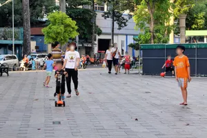 Mong con đến trường học để 'cai' điện thoại, tivi...