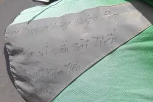 Dòng chữ trên vai áo của nữ tài xế xe ôm khiến cô gái trẻ cảm động