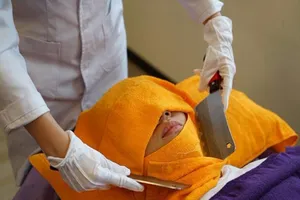 13 năm mát xa bằng... dao phay!