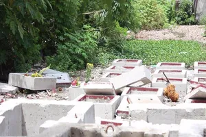 Gia đình bé trai bị nắp cống đè tử vong thôi khiếu nại