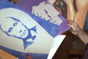 Clip nữ họa sĩ Nga vẽ chân dung ông Putin bằng ngực