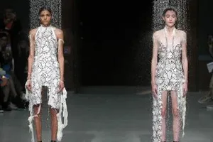 Xem trang phục người mẫu bị nước 'rửa sạch' trên sàn diễn