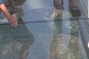 Cầu kính Trung Quốc bị nứt, du khách hoảng sợ bỏ chạy