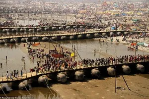 Chùm ảnh: Cây cầu gỗ ‘lênh đênh’ của 1 triệu dân Ấn Độ