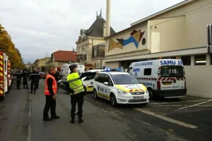 Pháp: Xe khách đâm xe tải, ít nhất 49 người chết