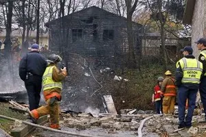 Máy bay đâm vào khu dân cư, chín người thiệt mạng