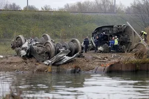 Tàu cao tốc của Pháp trật đường ray, bảy người chết