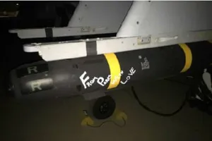 Mỹ khắc thông điệp 'Paris, yêu dấu' lên bom không kích IS