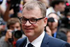 Máy bay hết chỗ: Thủ tướng Phần Lan ngồi phòng vệ sinh cả chuyến bay