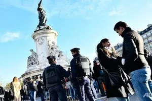 Phát hiện đai bom tự chế giấu trong thùng rác tại Paris