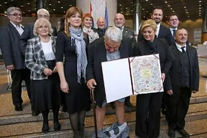 Một quan chức bất ngờ bị tuột quần khi chụp ảnh cùng nữ tổng thống