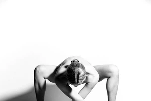 Cô gái khỏa thân tập yoga 'gây sốt' cộng đồng mạng