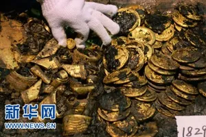 Phát hiện hàng trăm 'bánh vàng' trong mộ cổ hoàng đế bị truất ngôi