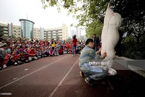 Trung Quốc gây tranh cãi khi mổ heo sống trước mặt học sinh
