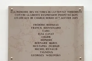 Bia tưởng niệm nạn nhân vụ Charlie Hebdo mắc lỗi chính tả