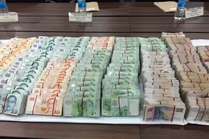 Hai người Việt trộm 7,7 tỉ đồng bị bắt ở Singapore