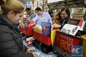 Mỹ: Sốt xình xịch với giải độc đắc đạt mốc 800 triệu USD 