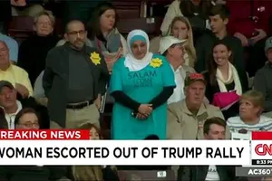 Một phụ nữ Hồi giáo bị đuổi khỏi buổi vận động tranh cử của Donald Trump