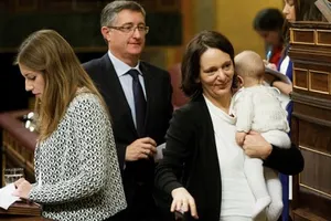 Nữ nghị sĩ Tây Ban Nha cho con bú tại Quốc hội gây xôn xao