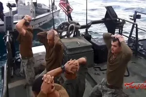 Lính hải quân Mỹ bật khóc khi bị Iran bắt giữ 