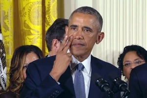 Tổng thống Obama cũng sợ… rơi nước mắt