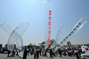 Triều Tiên thả bong bóng mang giấy vệ sinh đã sử dụng vào Hàn Quốc