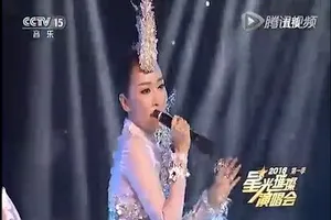 'Cười ra nước mắt' với ca sĩ đã hát nhép còn cầm ngược micro