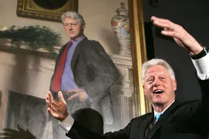 Số người ký đơn đòi bắt ông Bill Clinton lên gần 100.000 người