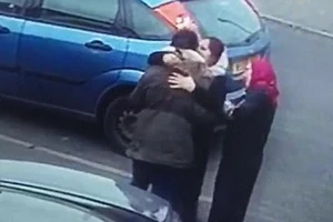 Vờ hỏi đường rồi lột sạch trang sức 