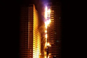 Cháy dữ dội tại khu chung cư cao tầng ở UAE