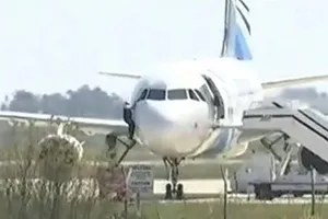 Clip con tin trên máy bay Ai Cập chui ra cửa sổ trốn thoát