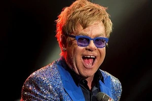 Danh ca Elton John bị tố quấy rối tình dục 