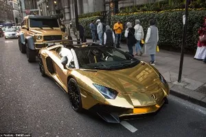 Dàn siêu xe dát vàng 'làm loạn' đường phố Luân Đôn