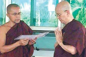 Cựu tổng thống Myanmar xuống tóc xuất gia